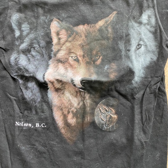 Wolf T-shirt from Nelson, British Columbia - Picture 2 of 3